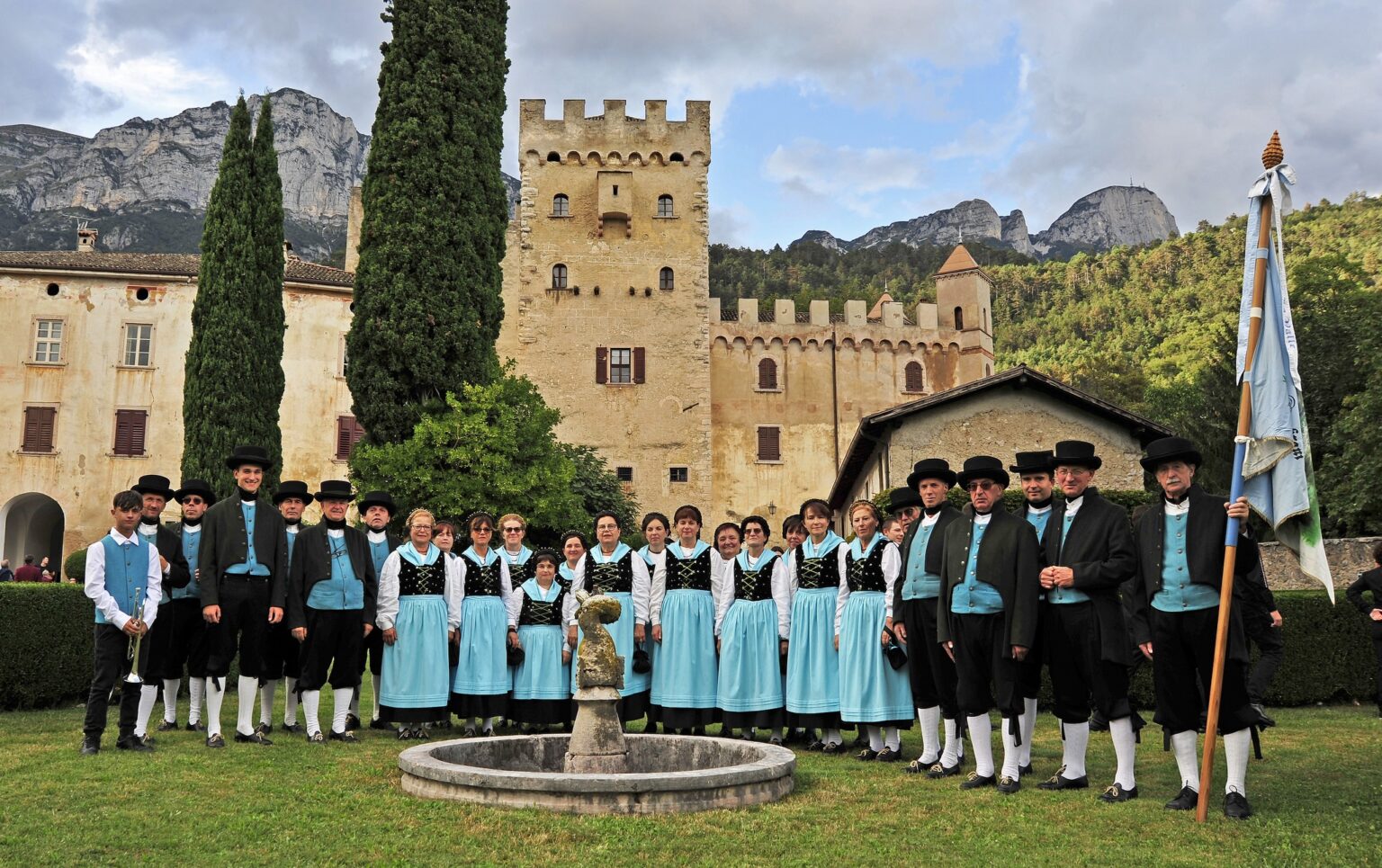 Coro La Valle in costumi storici Cembrani